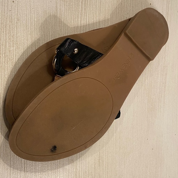 Nine West Chic Black Leather Thong Sandals Gold Accent Size 10 - Picture 8 of 9